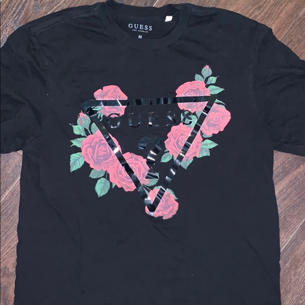 Black Guess t-shirt roses